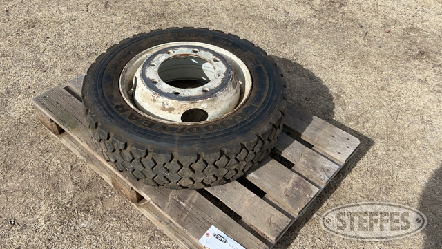 (1) 225/70R19.5 tire